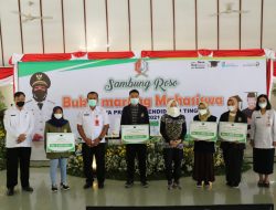 Gelar Sambung Roso Bu’e Marang Mahasiswa, Bupati Anna Serahkan Beasiswa Pendidikan