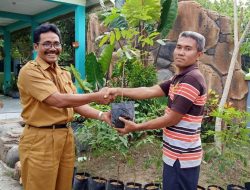 Guna Mendukung program Penghijauan Sekolah, Kepala SMPN 3 Baureno Serahkan Pohon Kelengkeng