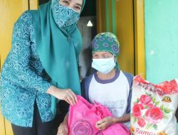 Lansia Sebatang Kara Jadi Sasaran Bantuan Sembako TP PKK Kabupaten Sidoarjo