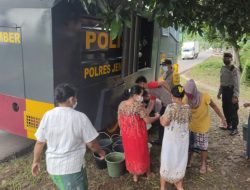 Water Canon Milik Polres Jember Diserbu Warga Terdampak Banjir Semboro