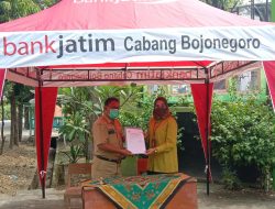 Bank Jatim Cabang Bojonegoro Serahkan Bantuan Dua Unit Tenda Kerucut Ke SMPN 4 Bojonegoro