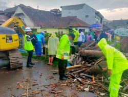 Tanggap Bencana, Polres Batu Bersihkan Sampah Akibat Meluapnya Sungai Ledok