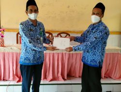 Penyerahan ipad kepada Waka Kurikulum