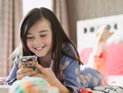 Orang Tua Harus Tahu Ini, Manfaat dan Bahaya Gedget Bagi Anak