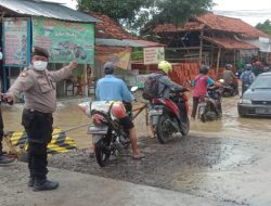 Banjir Genangi Jalan Raya, Polres Bangkalan Terjunkan Personil Urai Kemacetan