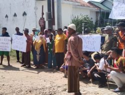 Warga Ramai-ramai Tutup Akses Masuk Perum Randu Permai