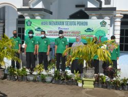 OSIS MTsN 1 Tuban Tanam Sejuta Pohon