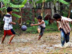 Cara Asprov PSSI Jatim Hibur Anak-anak Korban Erupsi Semeru, Selain Bari Bantuan juga Ajak Main Bola