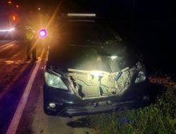 Pelajar Diseruduk Kijang Inova di Jalan Nasional