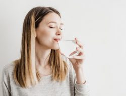 Dampak Buruk untuk Kesehatan Minum Sambil Berdiri