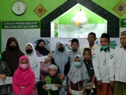 Saat Reses, Nur Aziz Anggota DPRD Jatim Santuni Yatim Piatu dan Serahkan Baju Banser