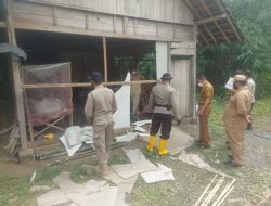 Polsek Tambakrejo Bersama Tiga Pilar plus Gotong Royong Bantu Renovasi Rumah Warga Yang Terdampak Angin Puting Beliung