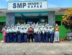 Kepala SMPN 1 Kapas Pimpin Langsung Penyerahan Tissue Basah