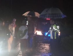 Jalan Licin di Pemekasan, Pemotor Tergelincir hingga Tabrak Minibus