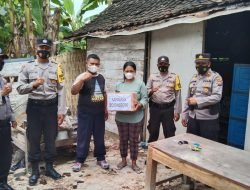 Kapolsek Tambakrejo Turun Langsung Serahkan Bantuan kepada masyarakat yang musibah angin dan hujan lebat