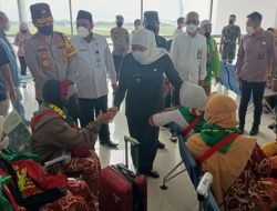 Gubernur Khofifah Lepas 220 Jamaah Umroh asal Jatim