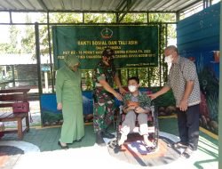 Dandim 0813 Bersama Ketua Persit Serahkan Kursi Roda Kepada Salah Satu Difabel