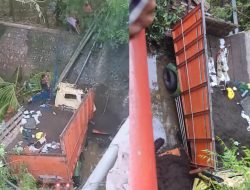Truk Pengangkut Pasir Nyemplung dalam Jurang 10 Meter