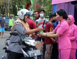 Kapolres Dan Ketua Bhayangkari Cabang Bojonegoro Bagikan Takjil Gratis Jelang Buka Puasa