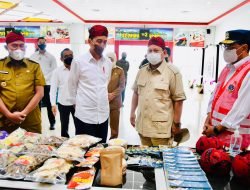 Saat Presiden dan Menhan Beli Blangkon Madura