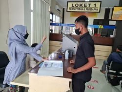 Peringati Hari Kartini, Polwan Satlantas Pakai Kebaya Saat Layani Pemohon