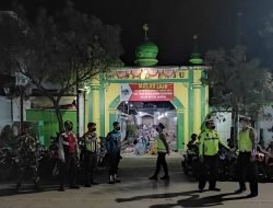 Shalat Tarawih di Sumenep Dijaga Polisi
