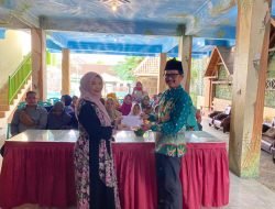 Drs Nur Aziz, Serahkan Bantuan Seragam untuk Pengurus Muslimat NU Tuban