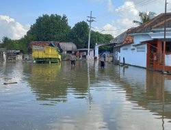 Dilokasi Banjir ROB, Polisi Minta Warga Waspada