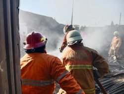 Puluhan Petugas Damkar Bojonegoro di Turunkan untuk Proses Pemadaman Bangunan Pasar Bungkal