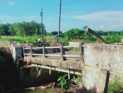 Perbaikan Jembatan Lamban, Warga Tiga Desa di Sumenep Meradang