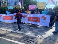 Puluhan Massa Forum Merah Putih Datangi Kantor ACT Surabaya