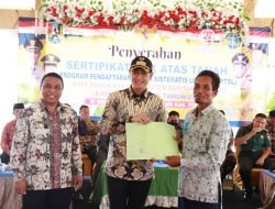 Mas Lindra Terima Sertifikat Aset Pemkab Tuban Dari Kepala ATR/ BPN Tuban