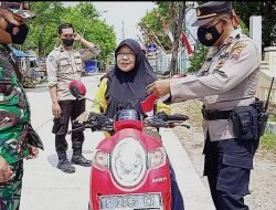 Gelorakan HUT RI Ke-77, Kapolsek Tambakrejo Bagikan Bendera Merah Putih Kepada Pengguna Kendaraan