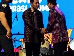 Bupati Tuban Serahkan Dua Piala Kepada MtsN 1 Tuban