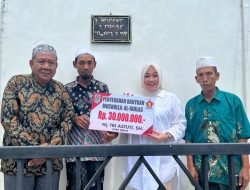 Tri Astuti Salurkan Bantuan Untuk Musholla