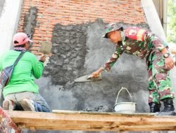 Wujud Kemanunggalan TNI-Rakyat, Koramil Temayang Bojonegoro dan Warga Gotong-Royong Cor Pembangunan Mushola
