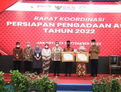 Komitmen pada Guru, Bupati Bojonegoro Terima Penghargaan dari Menpan RB dan Mendikbudristek