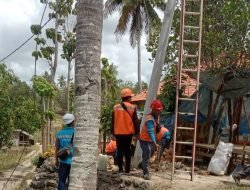 Gerak Cepat, Plh Kades Ahmad Musleh Kawal Perbaikan Tiang Listrik