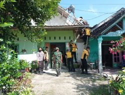BPBD, Satpol PP, dan TNI-Polri Bojonegoro Turun Lapangan Perbaiki Rumah Korban Puting Beliung