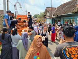 Harga Daging Ayam di Peternak Anjlok, KPUN Bersama Peternak Broiler Bagi-Bagi Ayam Gratis di Malang