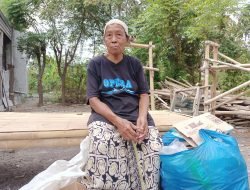 Rintihan Seorang Pemulung Bernama Ibu Salamah Mengingat Harga BBM Naik