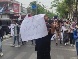 Protes Kenaikan BBM, Mahasiswa dan Pemuda Demo dan Bakar Ban di Pamekasan