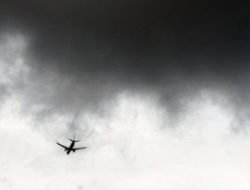 Tim Temukan Titik Lokasi Jatuhnya Pesawat Bonanza TNI AL di Selat Madura