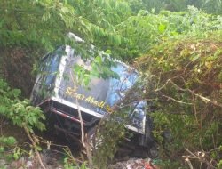 Kecelakaan Beruntun, Mobil Boks Nyungsep ke Semak-semak