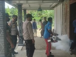 Gandeng Puskesmas dan Pemdes Bakalan, Kapolsek Tambakrejo Bersama anggota adakan penyemprotan Fogging
