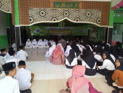 Peringati Maulid Nabi, Siswa/i SMP Dirgahayu Kedungadem Bagikan Ratusan Nasi Kotak