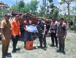 BPBD Bojonegoro dan Polsek Tambakrejo Serahkan Bantuan pada Warga Terdampak Angin Puting Beliung