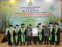 Bupati Anna dan Mantan Bupati Imam Soepardi Hadiri Wisuda STIKES Rajekwesi