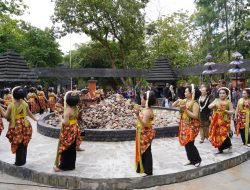 Kirab Api Abadi dari Khayangan Api ke Pendopo Malowopati Awali Kegiatan HJB 345