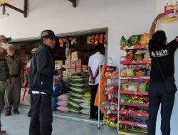 Tekan Peredaran Rokok Ilegal, Tim Gabungan Pasang Poster di Toko Kelontong hingga Swalayan